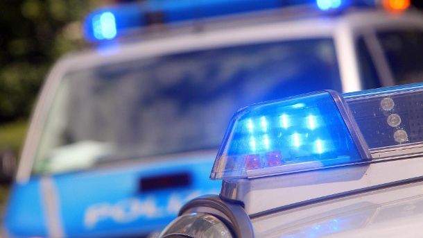 ХАОС ВО ЗГРАДА ВО ФРАНКФУРТ: Граѓаните повикале полиција, жена нападнала полицаец