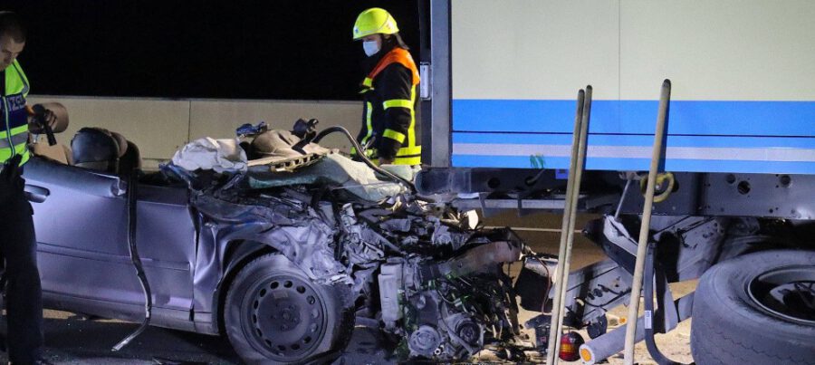 Трагедија кај Франкфурт: Жена со автомобил влетала под камион, загинала на лице место