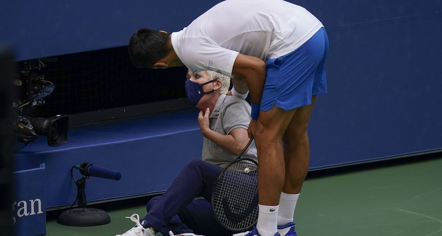 ЃОКОВИЌ ДИСКВАЛИФИКУВАН ОД US OPEN: По завршување на својот сервис, тој со топка го погоди линискиот судија! ВИДЕО