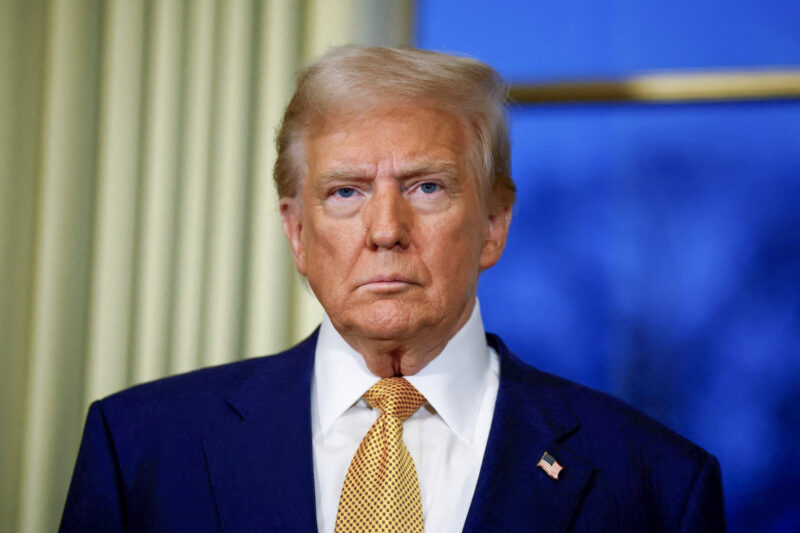 Трамп бара од Путин попустливост за украинските Војници – Киев негира дека се опколени